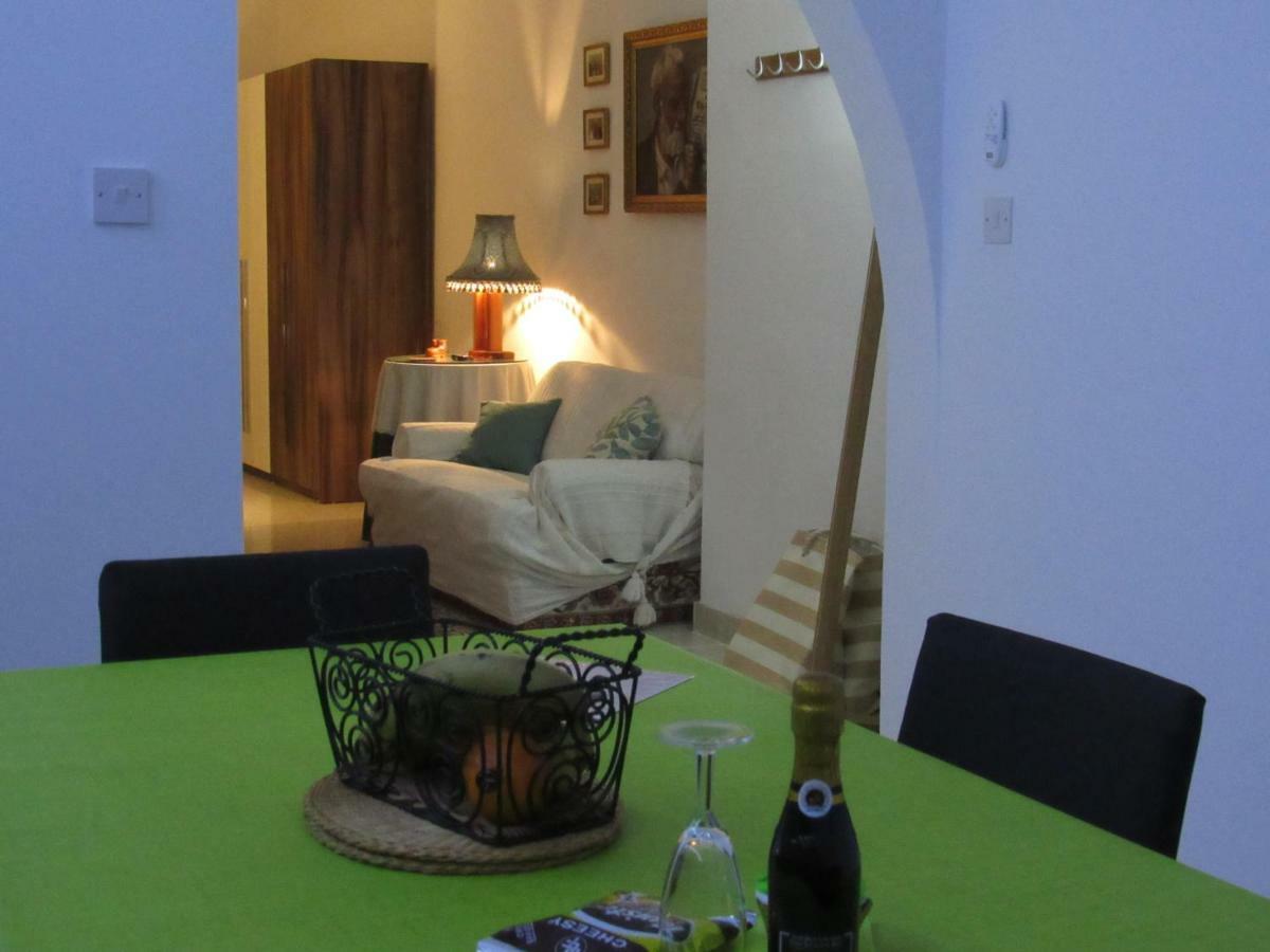 Central Studio Apartment Santa Vennera Bagian luar foto